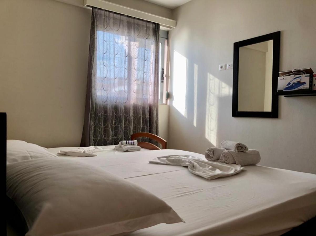 Lorenso Guest House Sarande Bagian luar foto